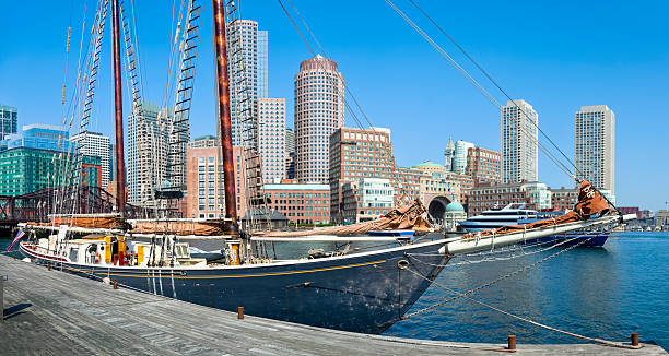 łódź żaglowa i boston skyline w jasne, błękitne niebo - boston skyline panoramic night zdjęcia i obrazy z banku zdjęć