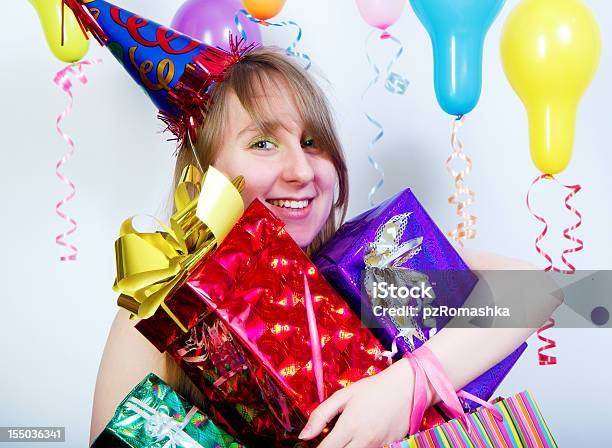 Geburtstag Kaufen Glückliches Junges Mädchen Mit Geschenken Stockfoto und mehr Bilder von Attraktive Frau
