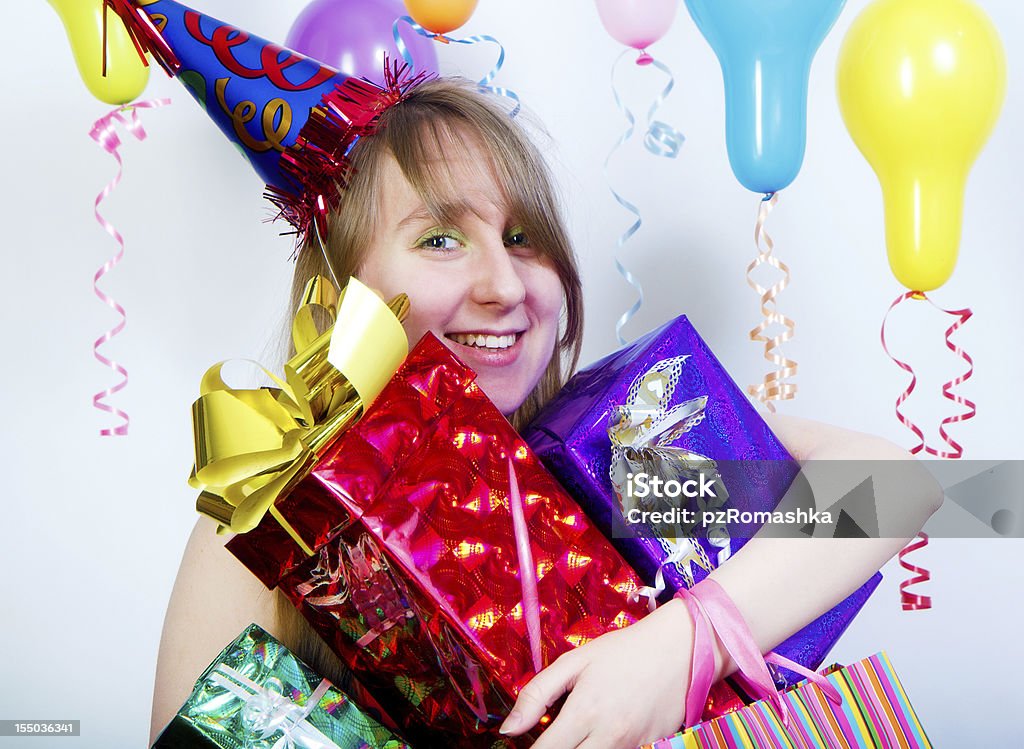 Birthday. szczęśliwa młoda dziewczyna z prezenty - Zbiór zdjęć royalty-free (Balon)
