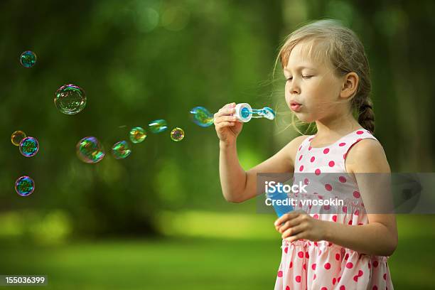 Mädchen Blasen Blasen Stockfoto und mehr Bilder von 4-5 Jahre - 4-5 Jahre, 6-7 Jahre, Aktivitäten und Sport