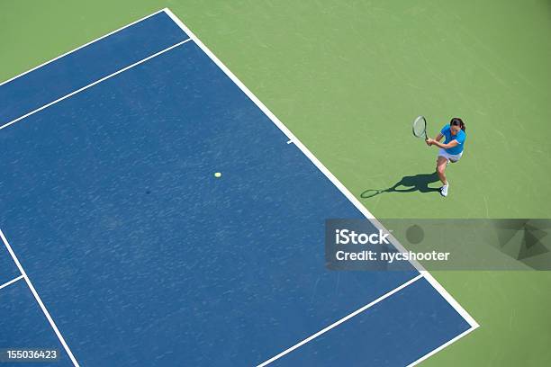 Mujer Jugador De Tenis En Azul Y Verde Court En Medio De Swing Foto de stock y más banco de imágenes de Tenis