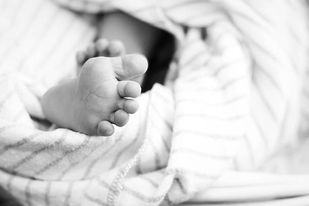 新生児の足 - human foot baby black and white newborn ストックフォトと画像