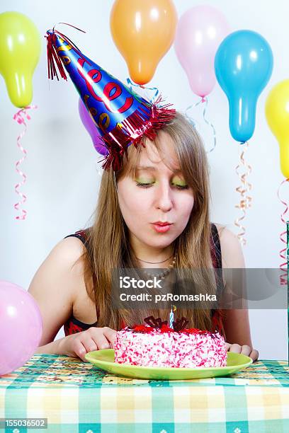 Attraktive Junge Mädchen Geburtstag Kaufen Stockfoto und mehr Bilder von Attraktive Frau - Attraktive Frau, Blasen, Bunt - Farbton