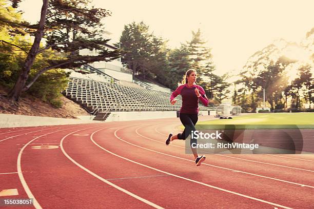 Foto de Treino De Velocidade e mais fotos de stock de Pista de Corrida - Pista de Corrida, Pista de Esporte, Fazer Cooper