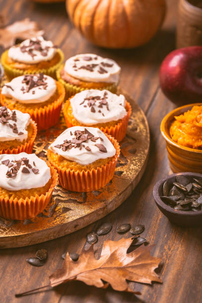 spicy pumpkin muffins or cupcakes with cream cheese frosting - muffin cheese bakery breakfast imagens e fotografias de stock
