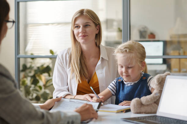 istock Single mother with child visiting to social service 1550430380