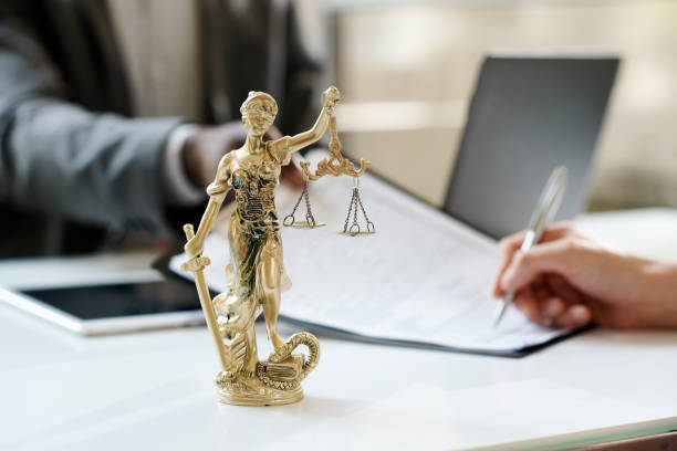 istock Law statuette in lawyer office 1550434286