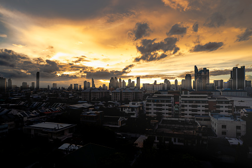 City ​​view of Bangkok with beautiful evening sun It was the light that was born when the sun was setting. And chasing light from dark to light according to the direction of sunlight.