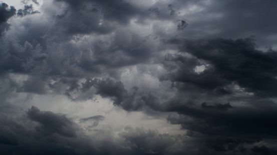 Orage en approche, le ciel devient de plus en plus menaçant à l'approche des cumulonimbus