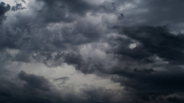 Ciel gris menaçant Orage en approche, le ciel devient de plus en plus menaçant à l'approche des cumulonimbus cirrus storm cloud cumulus cloud stratus stock pictures, royalty-free photos & images