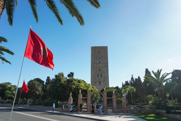 marocco. rabat. la magnifica torre hassan e le colonne di pietra. - moroccan flags foto e immagini stock