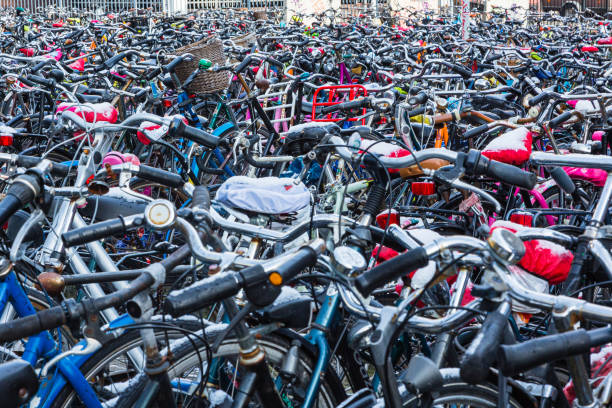 estacionamiento de bicicletas lleno de bicicletas en leiden, países bajos - cobertizo para bicicletas fotografías e imágenes de stock