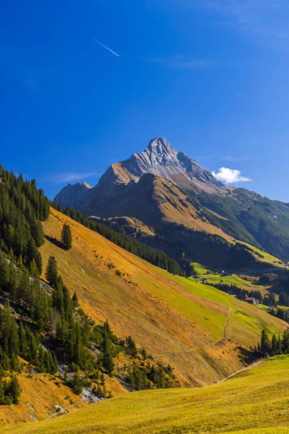 paesaggi vicino a kalbelesee, hochtann mountain pass, warth, vorarlberg, austria - kalbelesee foto e immagini stock