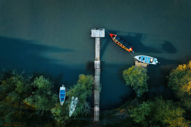 вид с воздуха на лодки и пруд у реки - coastline aerial view forest pond стоковые фото и изображения