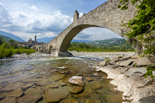 Puente Gobbo también Puente del Diablo o Ponte del Diavolo o Ponte Gobbo en Bobbio, provincia de Piacenza, Valle de Trebbia, Emilia Romagna, Italia photo
