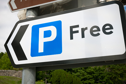 A sign pointing towards a free parking area.