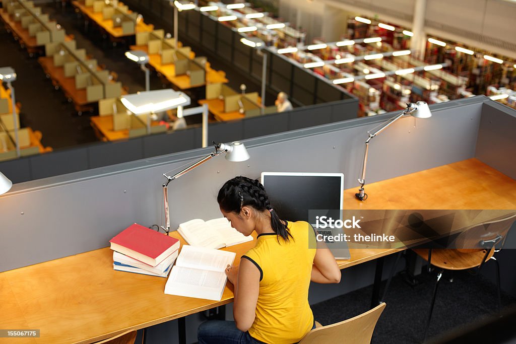 Studentin in der akademischen-Bibliothek - Lizenzfrei Bibliothek Stock-Foto
