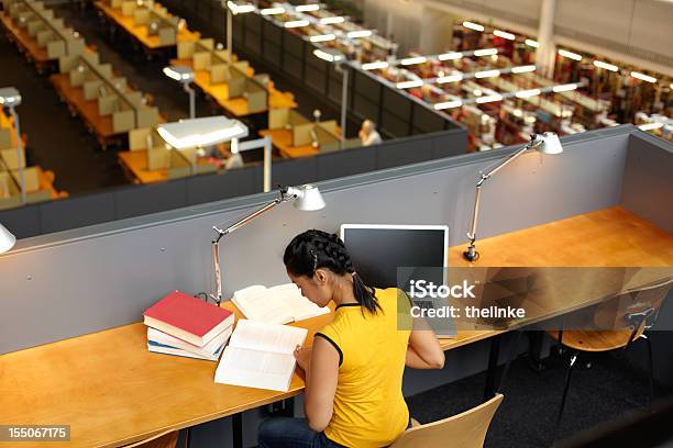 Studentin In Der Akademischenbibliothek Stockfoto und mehr Bilder von Bibliothek - Bibliothek, Universität, Rückansicht