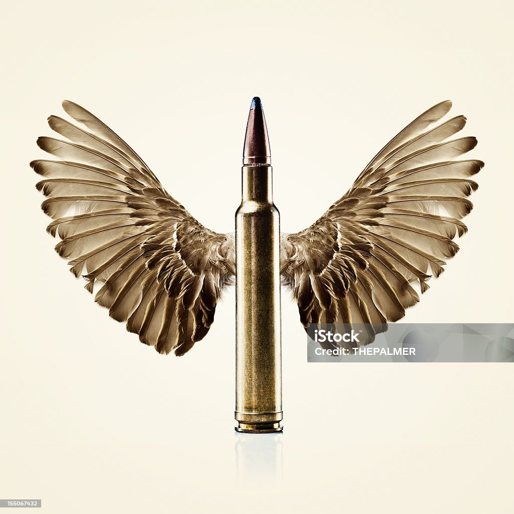 bullet avec ailes d'oiseau - Photo de Arme à feu libre de droits