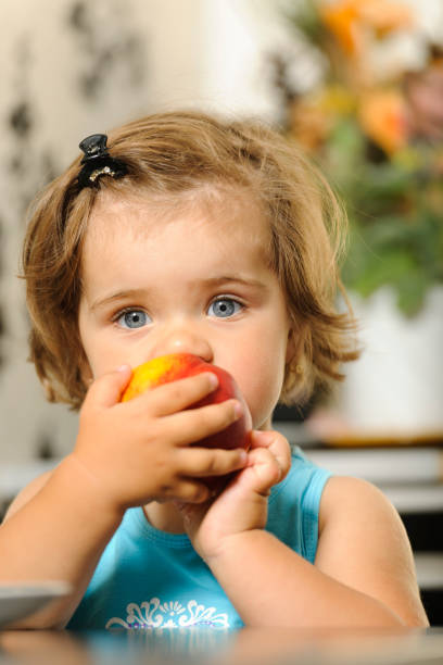 istock little girl eating 155067499