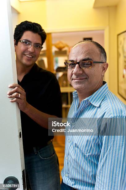 Socios De Negocios Foto de stock y más banco de imágenes de Entreabierto - Entreabierto, Hombres, Puerta - Entrada