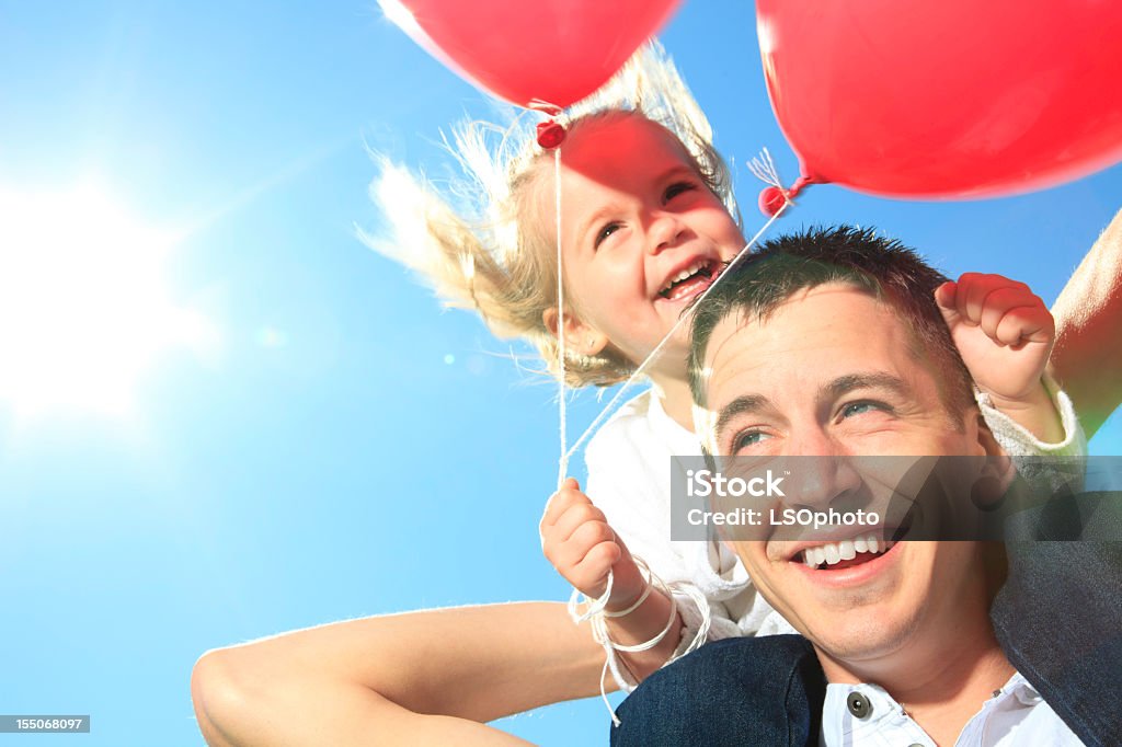 Bambina con il padre felice palloncino - Foto stock royalty-free di Estate