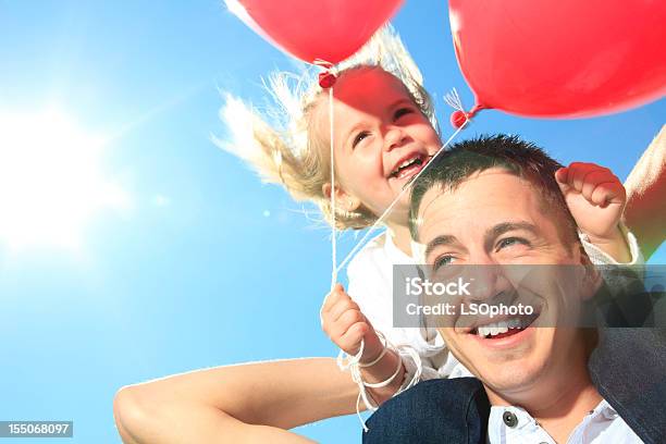 Маленькая Девочка С Отцом Счастливый Шар — стоковые фотографии и другие картинки Лето - Лето, Праздник на открытом воздухе, Близость
