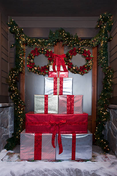 natal apresenta fora nevadascomment porta da frente com coroa de flores e garland - doormat door christmas holiday imagens e fotografias de stock