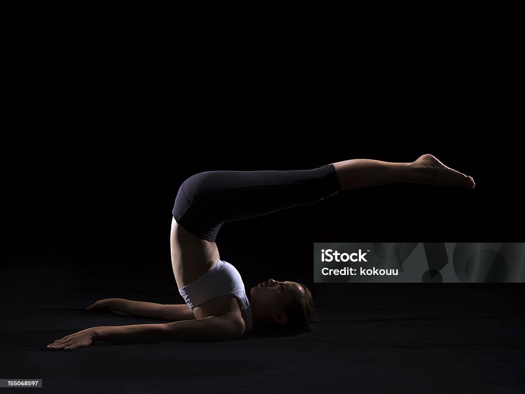 Упражнения на растяжку - Стоковые фото Активный образ жизни роялти-фри