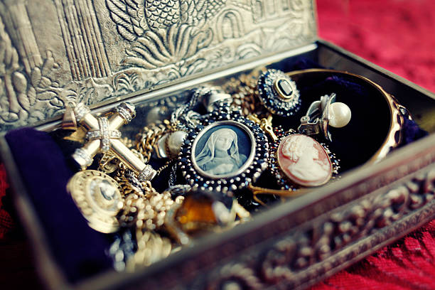 античный шкатулка для украшений - jewelry color image gift gem стоковые фото и и�зображения