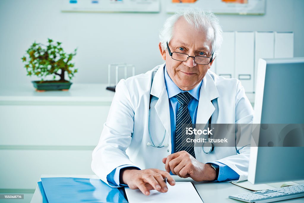 Masculino médico em seu escritório - Royalty-free 60-64 anos Foto de stock
