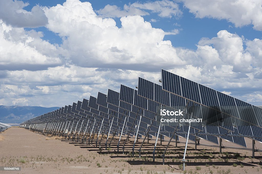 Panneaux solaires dans une centrale électrique - Photo de Alimentation électrique libre de droits
