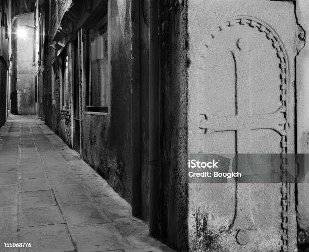 Foto de Venetian Street À Noite e mais fotos de stock de Arquitetura - Arquitetura, Assustador, Beco