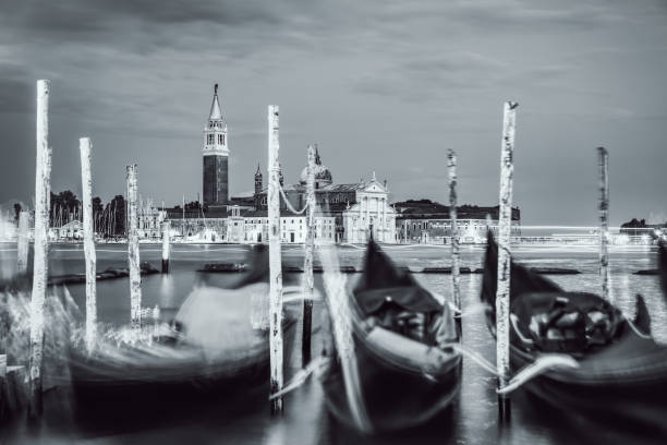 фотография с гондолами, пришвартованными на гранд-канале возле площади сан-марко, в венеции, италия. черно-белая фотография - black and white landscape square long exposure стоковые фото и изображения
