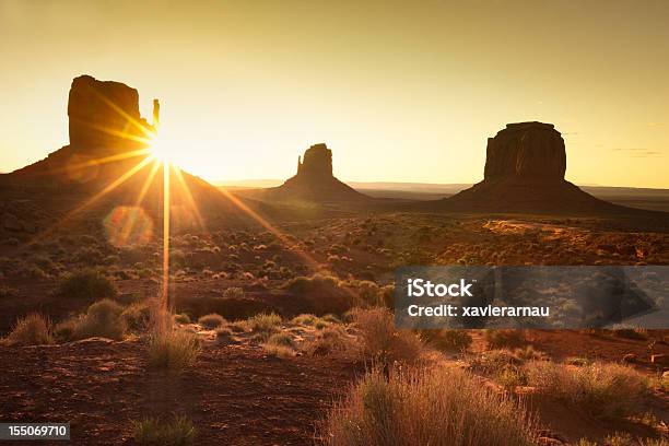 Mattina Presto Nella Monument Valley - Fotografie stock e altre immagini di Arizona - Arizona, Aurora, Ambientazione esterna