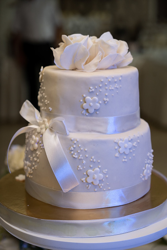 Wedding cake, hands and the knife, cutting