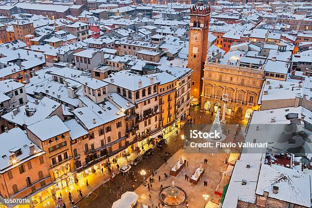 Photo libre de droit de Piazza Delle Erbe De Noël Vérone banque d'images et plus d'images libres de droit de Noël - Noël, Vérone - Italie, Italie