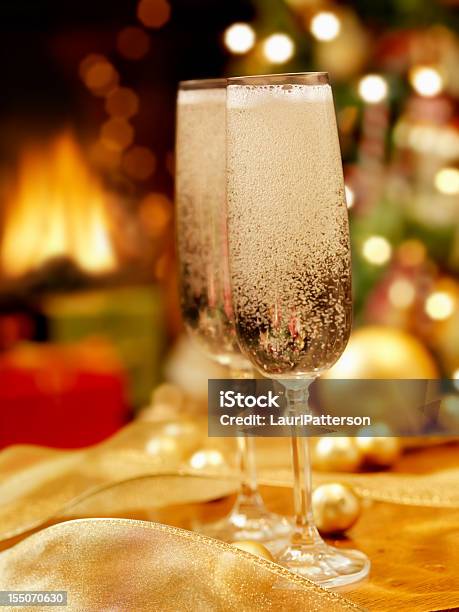 Champagne No Natal Tempo - Fotografias de stock e mais imagens de Bebida - Bebida, Bebida Alcoólica, Bola de Árvore de Natal