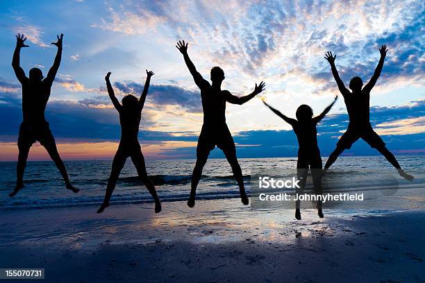 多民族友人がビーチでの楽しいひととき - ジャンプするのストックフォトや画像を多数ご用意 - ジャンプする, 女性, アフリカ民族