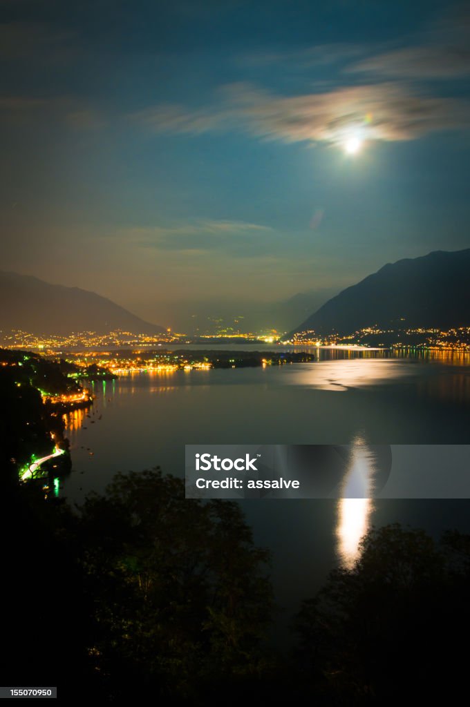 Pleine lune sur le lac Majeur en Suisse - Photo de Ascona libre de droits