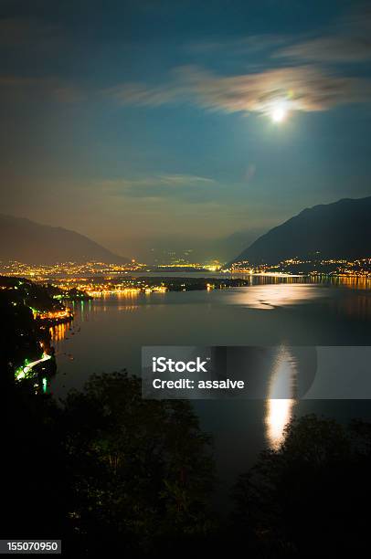 Foto de Lua Cheia Sobre O Lago Maggiore Na Suíça e mais fotos de stock de Ascona - Ascona, Azul, Beleza