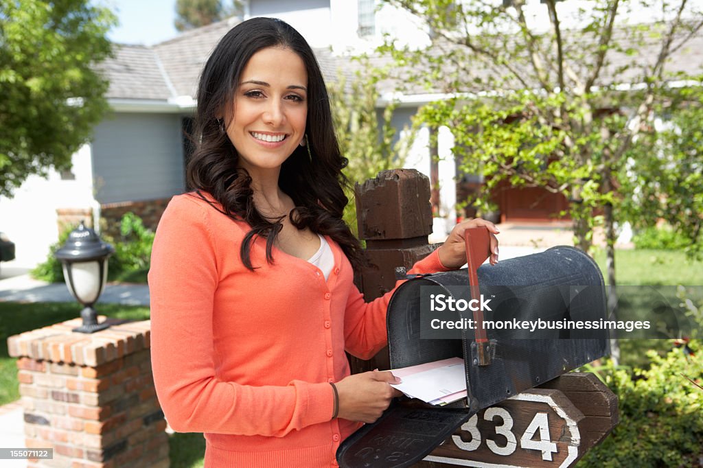 Латиноамериканцы женщина, проверка Postbox - Стоковые фото Ящик для писем роялти-фри