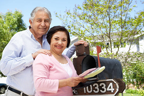シニアヒスパニックのカップルのチェックのメールボックス - mail mailbox senior adult cheerful ストックフォトと画像