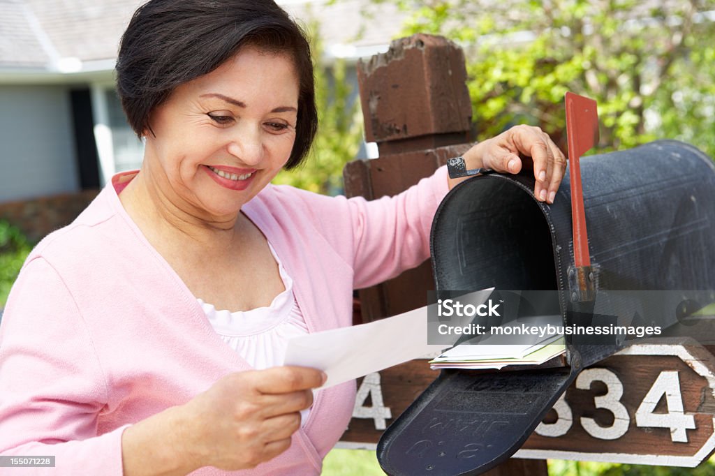 Hispanique femme Senior vérifiant boîte aux lettres - Photo de Boîte aux lettres libre de droits