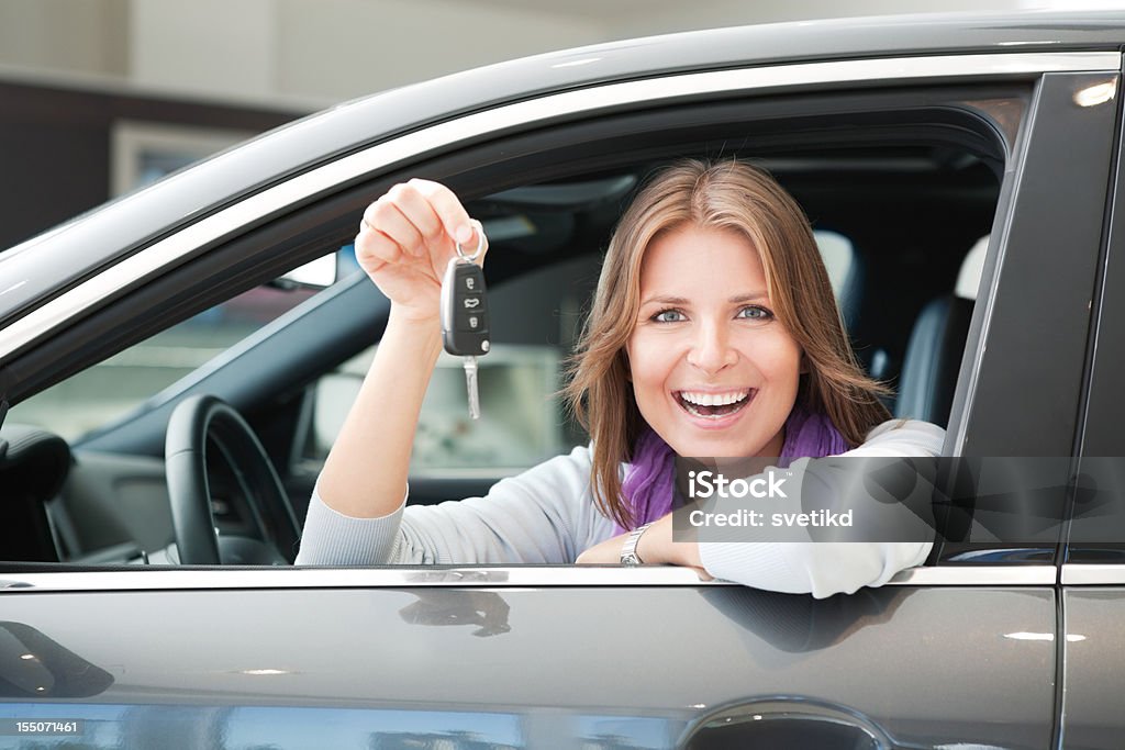 Femme, achat d'une voiture. - Photo de Acheter libre de droits