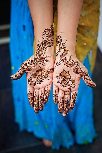 henna auf beiden händen indische frau mit sari - embroidery needlecraft product dress pattern stock-fotos und bilder