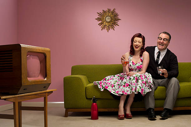 felice di guardare la tv - 1950s style couple old fashioned heterosexual couple foto e immagini stock