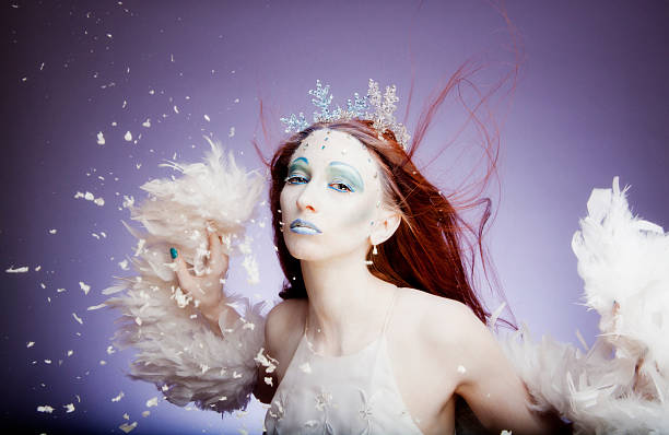 зима: снежная королева с белые перья, кристаллам�и и снежинок - snow maiden стоковые фото и изображения