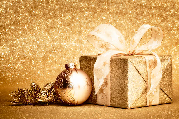 presente de natal dourada - christmas decoration photography themes christmas ornament - fotografias e filmes do acervo