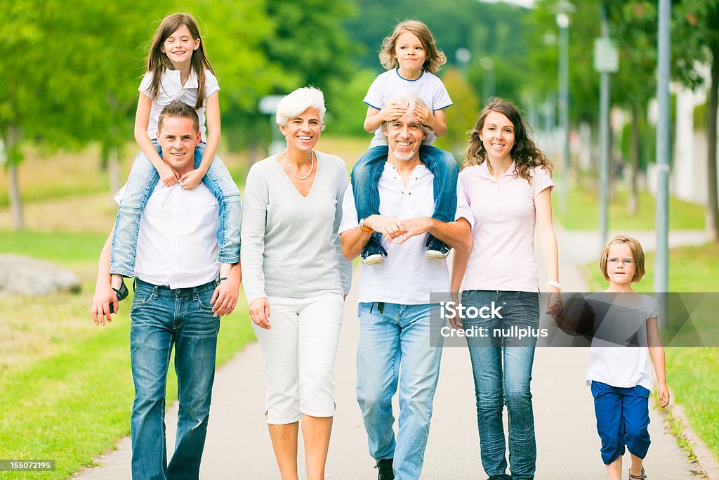 Gran familia caminando por el parque - Foto de stock de Abuelos libre de derechos